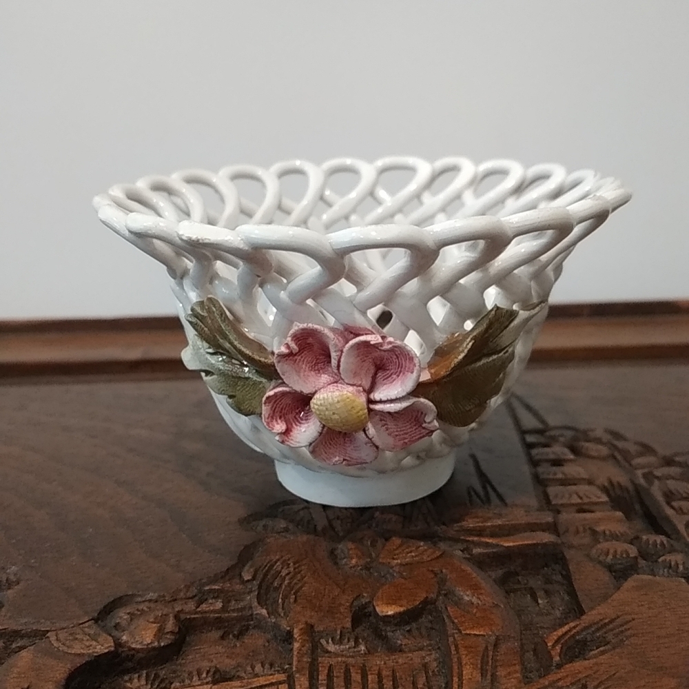 Capodimonte White Ceramic Basket with Pink Flower Accent Italy Hand Painted